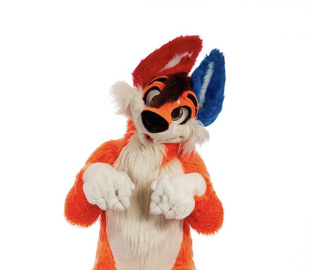 Suiting up around 3pm in Hilton for the Fat Fur Meet! Come say hi! 🦊