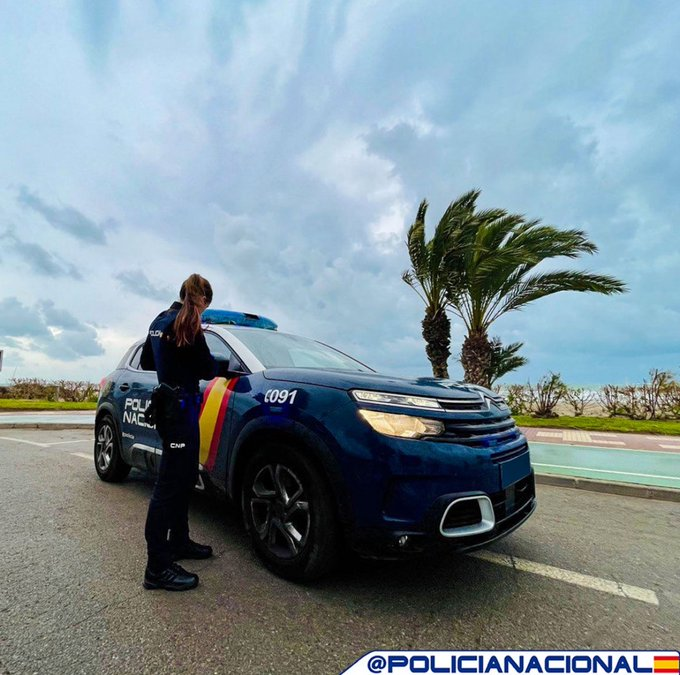 policia's tweet image. ¡Feliz #domingo! 💙

Hoy tampoco bajamos la guardia 🚔

Seguimos en las calles para protegerte 👮‍♀️👮‍♂️

#BuenosDías