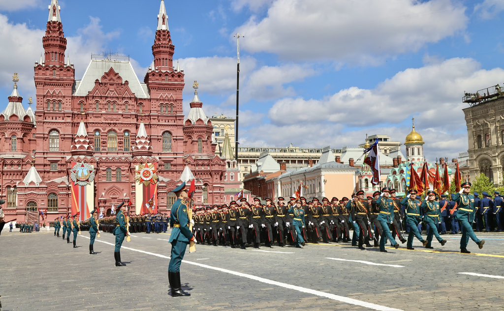 DiazCanelB's tweet photo. Impresionante el desfile militar por el 80 aniversario de la Victoria sobre el fascismo en #Moscú. 

Un honor compartir tribuna con héroes de la Gran Guerra Patria, con el bravo pueblo de #Rusia, su presidente, Vladimir Putin, y otros líderes mundiales. https://t.co/Bh97aB6xuZ