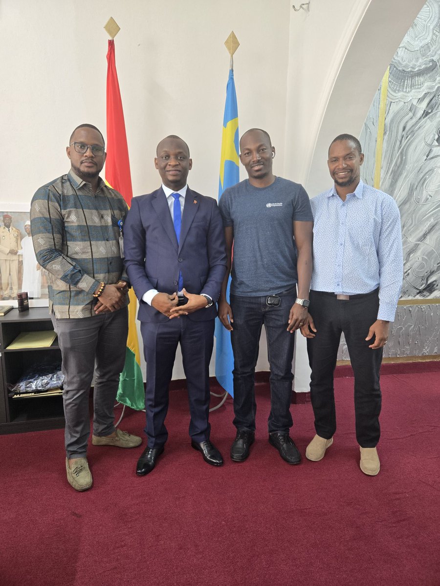 J'ai reçu en audience des experts guinéens venus appuyer l'équipe médicale de l'OMS et de l'UNICEF dans la riposte à la Mpox en RDC. 
J'ai les ai rassurés de mon soutien indéfectible dans l'accomplissement de leur mission.