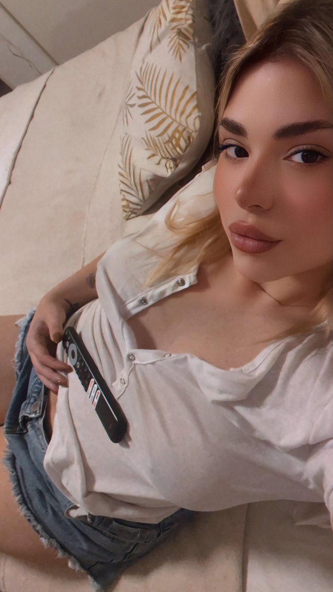 KTpennstate's tweet image. I swear I was gonna do stuff and be productive, then this bed gave me the eyes. 🤭 Who’s bringing coffee? #TooCuteToFunction #StayInSlay #LowEffortHotness #LazyInPhilly #NoEffortNeeded #FridayLazyday