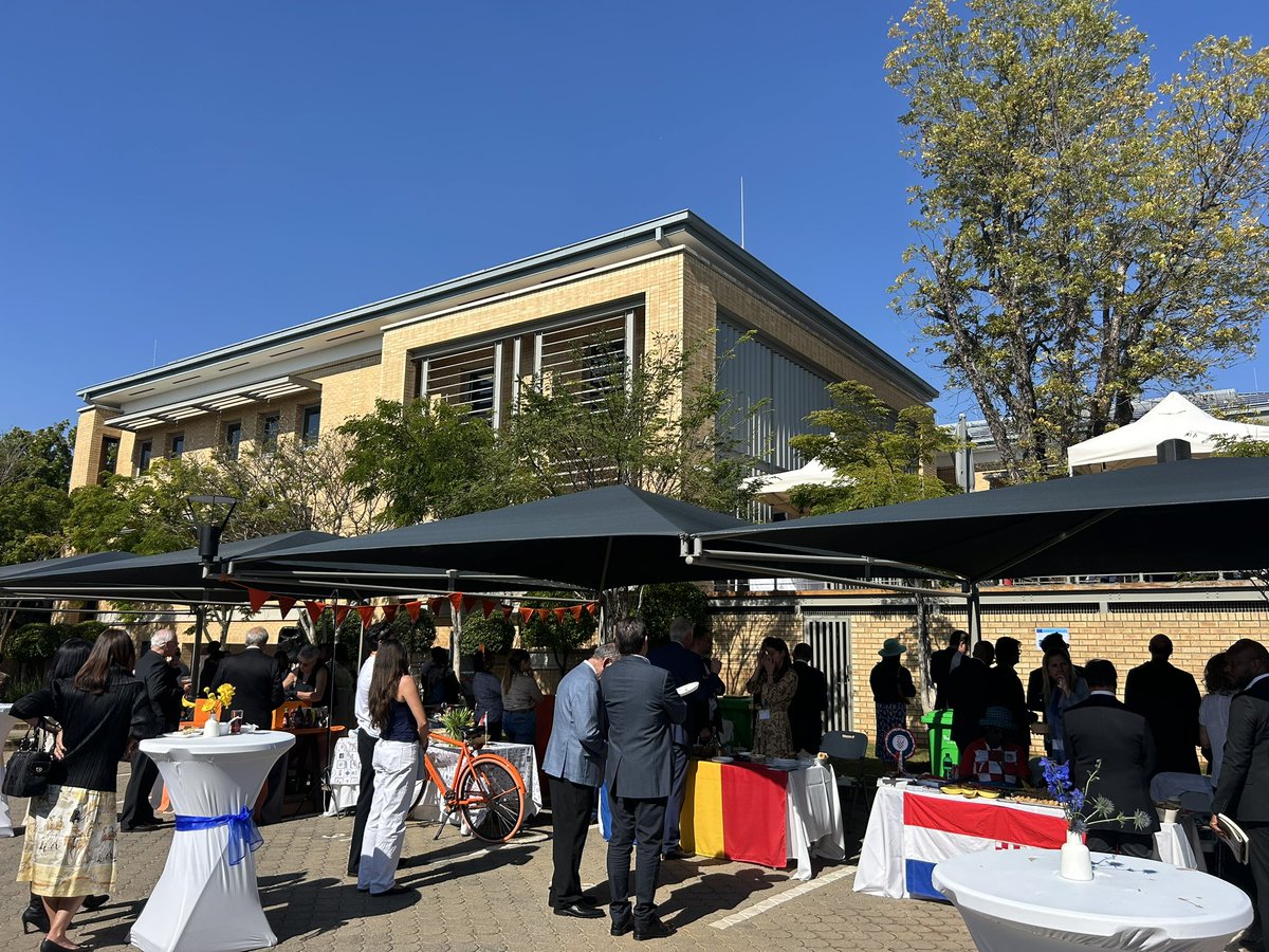 Great spirit of partnership, unity &amp; diversity at #EuropeDay2025 in #SouthAfrica 🇿🇦 🙌🏽
Good exchanges &amp; excellent specialities offered by the EU Member States!
#TeamEurope 🇪🇺 🤝🇿🇦
The Austrian🇦🇹 Schnitzel &amp; Schnaps were too soon gone!
<a href="/EUinSA/">EU in SA</a> <a href="/AustriainZA/">Austrian Embassy RSA</a>