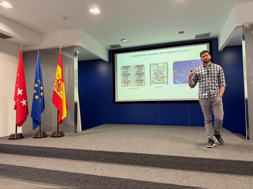 nazariolab's tweet image. Yesterday, we had the great pleasure of hosting Prof. Jarad Mason from @Harvard at @IMDEA_Nano
He gifted us with a fascinating talk about solid refrigerants and microporous water.