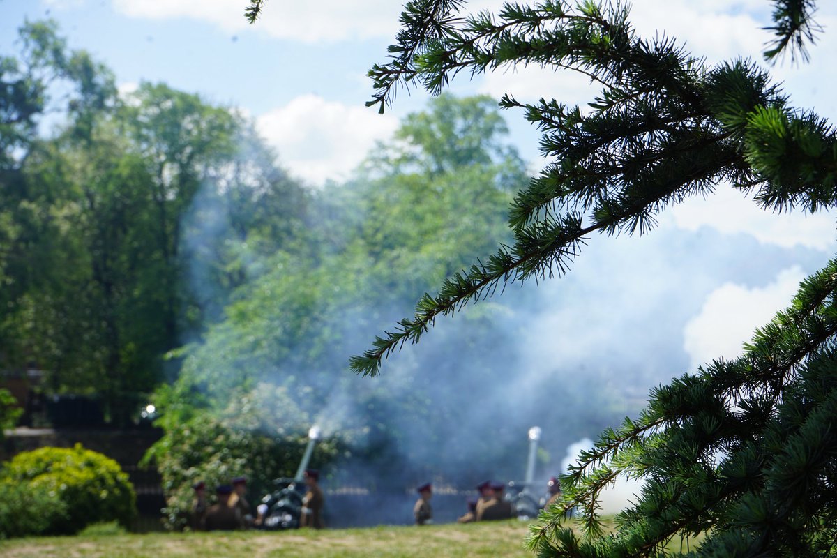 HQNorth_'s tweet photo. Echoes of tradition in York! 4RA marked HM The King’s Coronation anniversary with a thunderous salute- precision, pride &amp; pageantry at its finest. 

Long live The King! 👑 🇬🇧

#NorthernGrit #Bethebest #Gunsalute #York #4Ra #Royalartillery #LightGun https://t.co/QLyIxjUJIW
