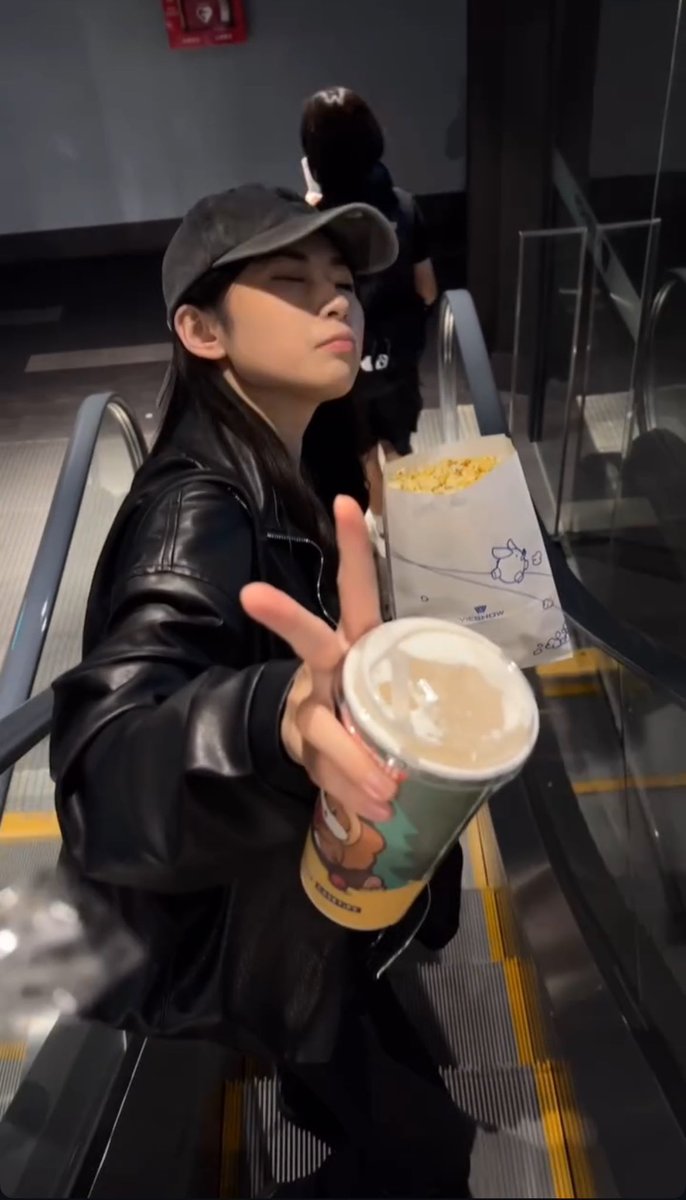 週五出門看電影
硬要看，根本沒啥熱映的🤣
還是有男人熱ㄧㄥˋ的？
開開玩笑😂