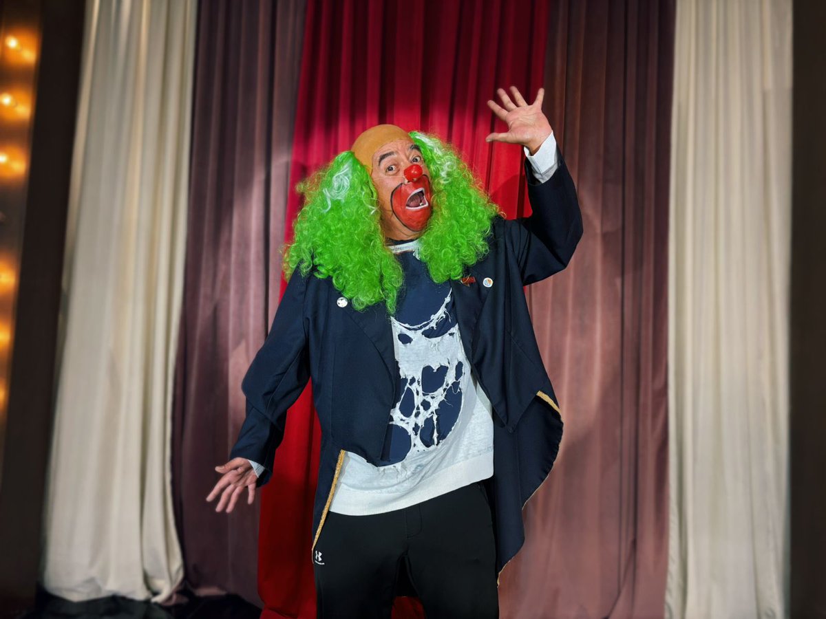 Mis chamacas iluminadas. Mis chamacos intermitentes. Paso a informarles que el #TeneBrozo de esta noche estará a sus apreciables órdenes desde las 20:00 por <a href="/latinus_us/">Latinus</a> Órale!