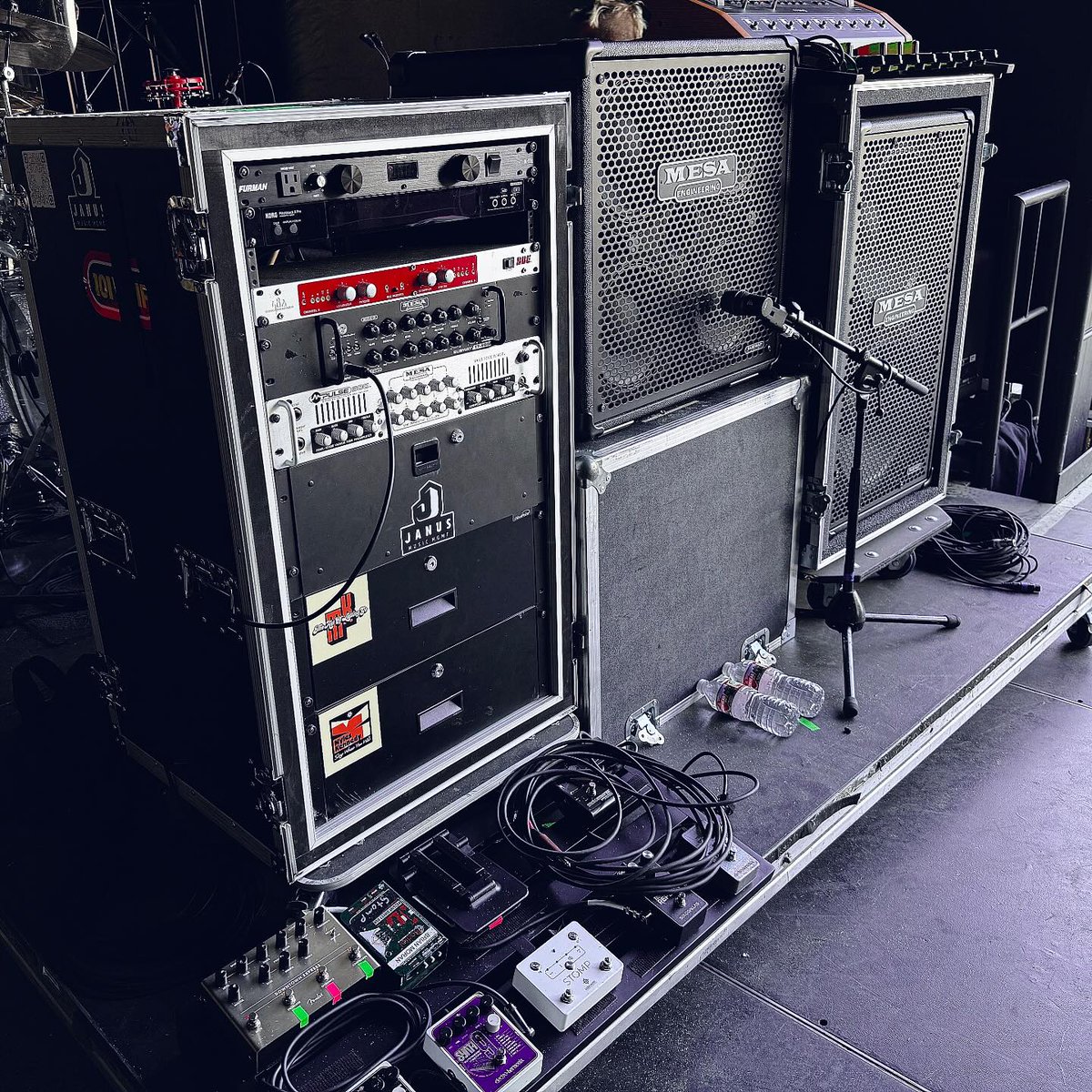 MesaBoogie's tweet image. @timothysonoftimothy (bassist for Myles Kennedy) used every single decibel available at Stagecoach in this awesome Mesa TT-800 through a 4x10 and 2x15 setup! You can also see one of our older models here, the M-PULSE 600!

#MesaEngineering #MesaBoogie #LetsMesaBoogie