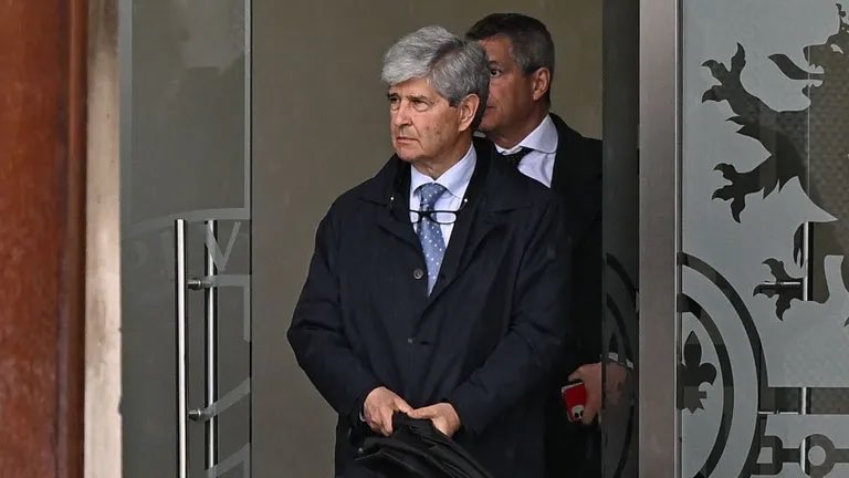 Les journaux régionaux parlent de la condamnation de l’ex président du réal madrid pour de la prison ferme pour trafic d’influence et corruption. À Madrid les médias sont silencieux. Mais ça n’empêche pas que les faits sont réels.