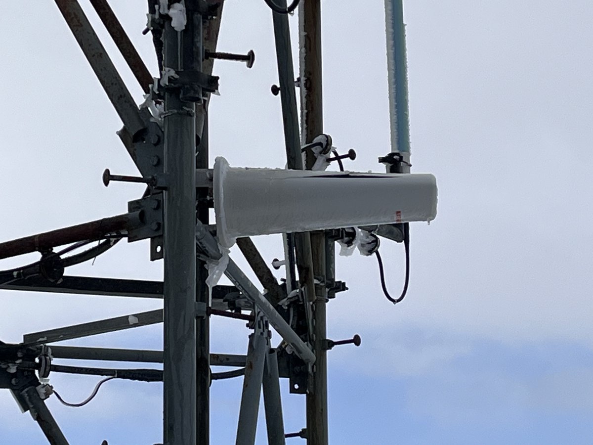 This #FieldWorkFriday brings us to Kodiak Island and a handful of sites that haven't gotten love 👐  in a while. Our friends at Sitkinak Island Coast Guard graciously host the communications for site SII (earthquake.alaska.edu/stations/SII) on a tower, but the constant 💨 wind and ice 🌨️