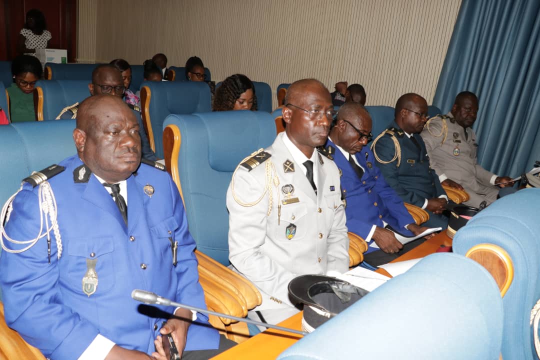 🇬🇦| Face aux Députés, le Ministre Onkanowa a indiqué que la loi de programmation est une nécessité stratégique pour répondre efficacement aux enjeux actuels tout en renforçant leur ancrage territorial.

  👉𝐿𝑎 𝑠𝑢𝑖𝑡𝑒 𝑑𝑒 𝑙'𝑎𝑟𝑡𝑖𝑐𝑙𝑒 𝑖𝑐𝑖: assemblee-nationale.ga/1-actualites-/…