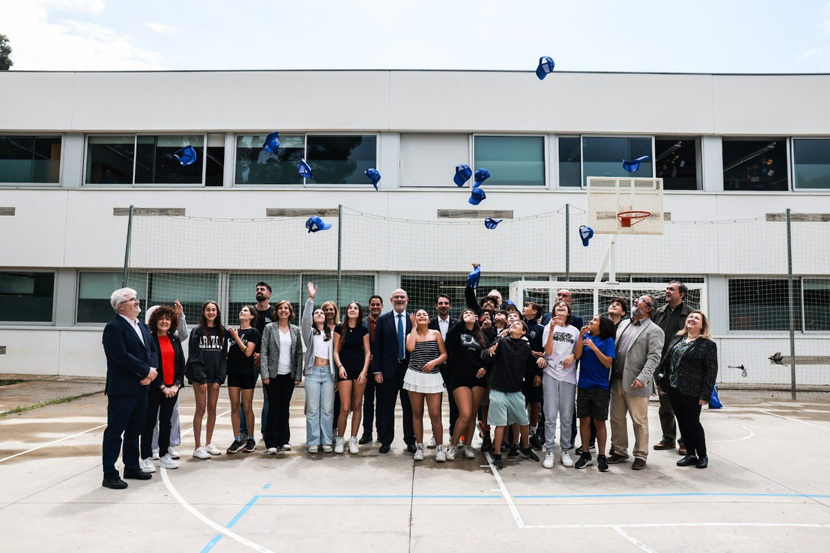 Quina gran satisfacció constatar que les noves generacions parlen d'Europa en primera persona

Ha estat un orgull compartir una estona del #DiaEuropa amb els estudiants de l’Institut Valèria Haliné de Castelldefels

El futur de Catalunya i la UE és a les vostres mans. Endavant!