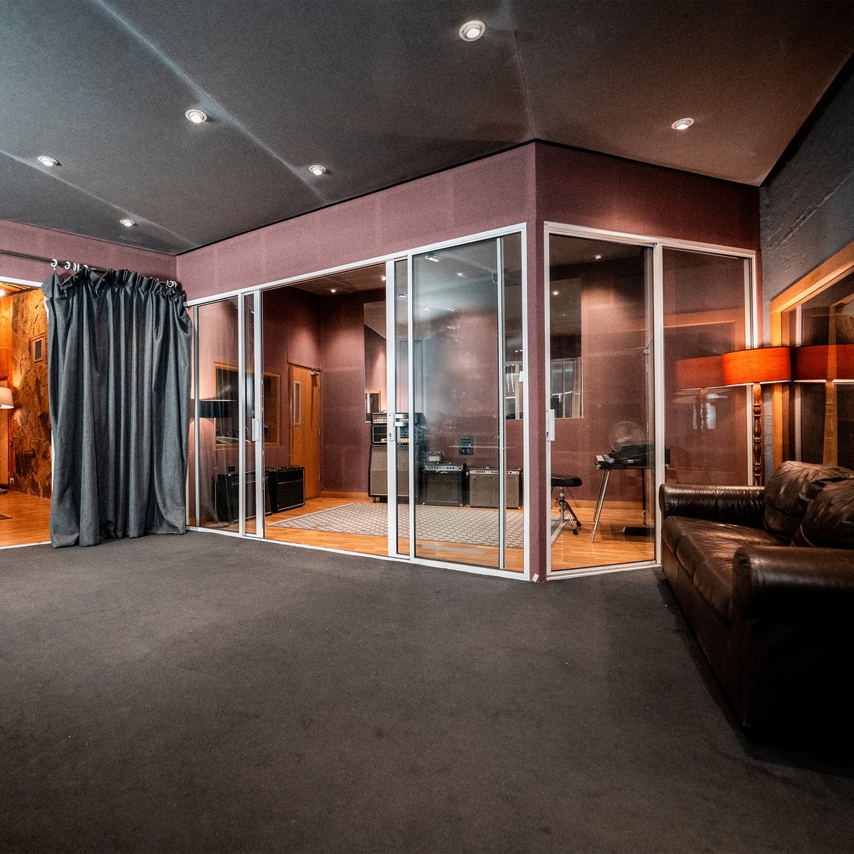 Miloco Studios (@milocostudios) on Twitter photo For this week’s #FeatureFriday we’re back to North London to check in with the other half of the legendary Livingston Studios complex, this is the magnificent Studio 1!
Info: milocostudios.com/studios/living…
For enquiries 📩 bookings@miloco.co.uk For this week’s #FeatureFriday we’re back to North London to check in with the other half of the legendary Livingston Studios complex, this is the magnificent Studio 1!
Info: milocostudios.com/studios/living…
For enquiries đź“© bookings@miloco.co.uk