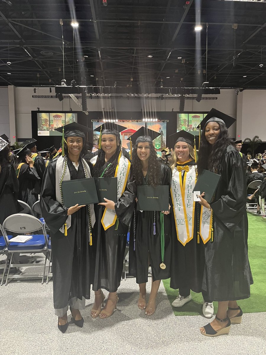 Congrats to our Lions that graduated this week! Thank you and we look forward to seeing you roar! 🦁💚💛