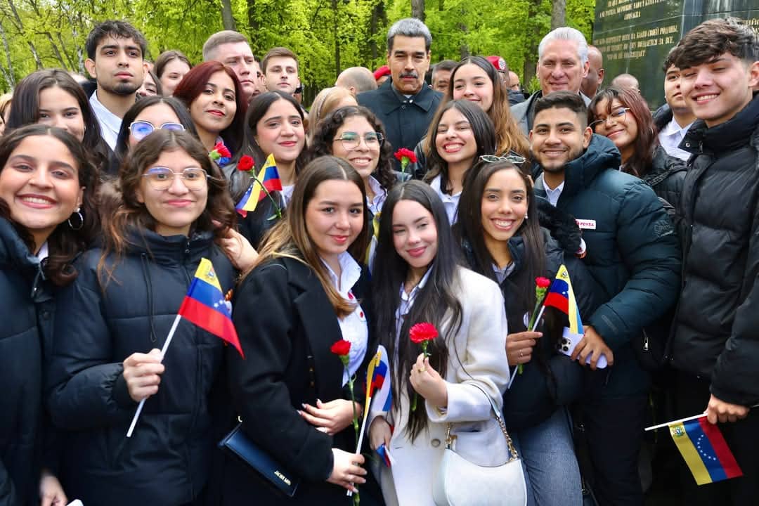 Presidentes: Maduro y Diaz Canel, en Moscú, junto a jóvenes, reconociendo la continuidad de los ideales de independencia, soberanía y cooperación internacional!! #Cuba