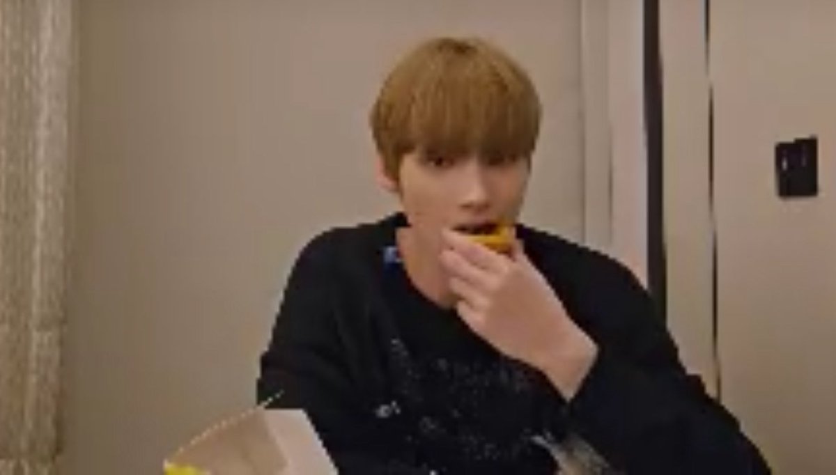 he looks so good 😍😍😍