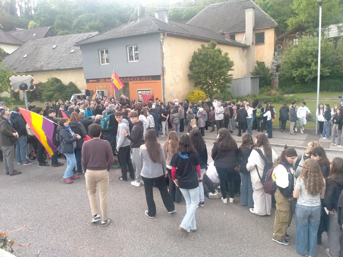 Drets Civils Lleida (@dretscivilsll) on Twitter photo Tancament de la jornada a la població de Mauthausen. Hem visitat l'antiga estació de tren i la casa d'Anna Pointner. <a href="/paerialleida/">Ajuntament de Lleida</a> <a href="/DemdLleida/">DEMD Lleida</a> Tancament de la jornada a la població de Mauthausen. Hem visitat l'antiga estació de tren i la casa d'Anna Pointner. <a href="/paerialleida/">Ajuntament de Lleida</a> <a href="/DemdLleida/">DEMD Lleida</a>