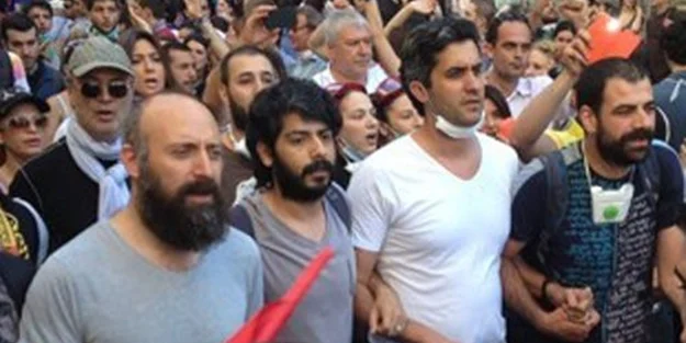 🎭 Halit Ergenç, Alabora’yla Gezi sonrası bir kez konuştuğunu ama içeriğini hatırlamadığını söylemiş.
Yıllardır böyle sessiz kalan ne çok dost birikti...
Ama artık o kaseti başa sarıp “nerede kalmıştık?” demenin de anlamı yok.