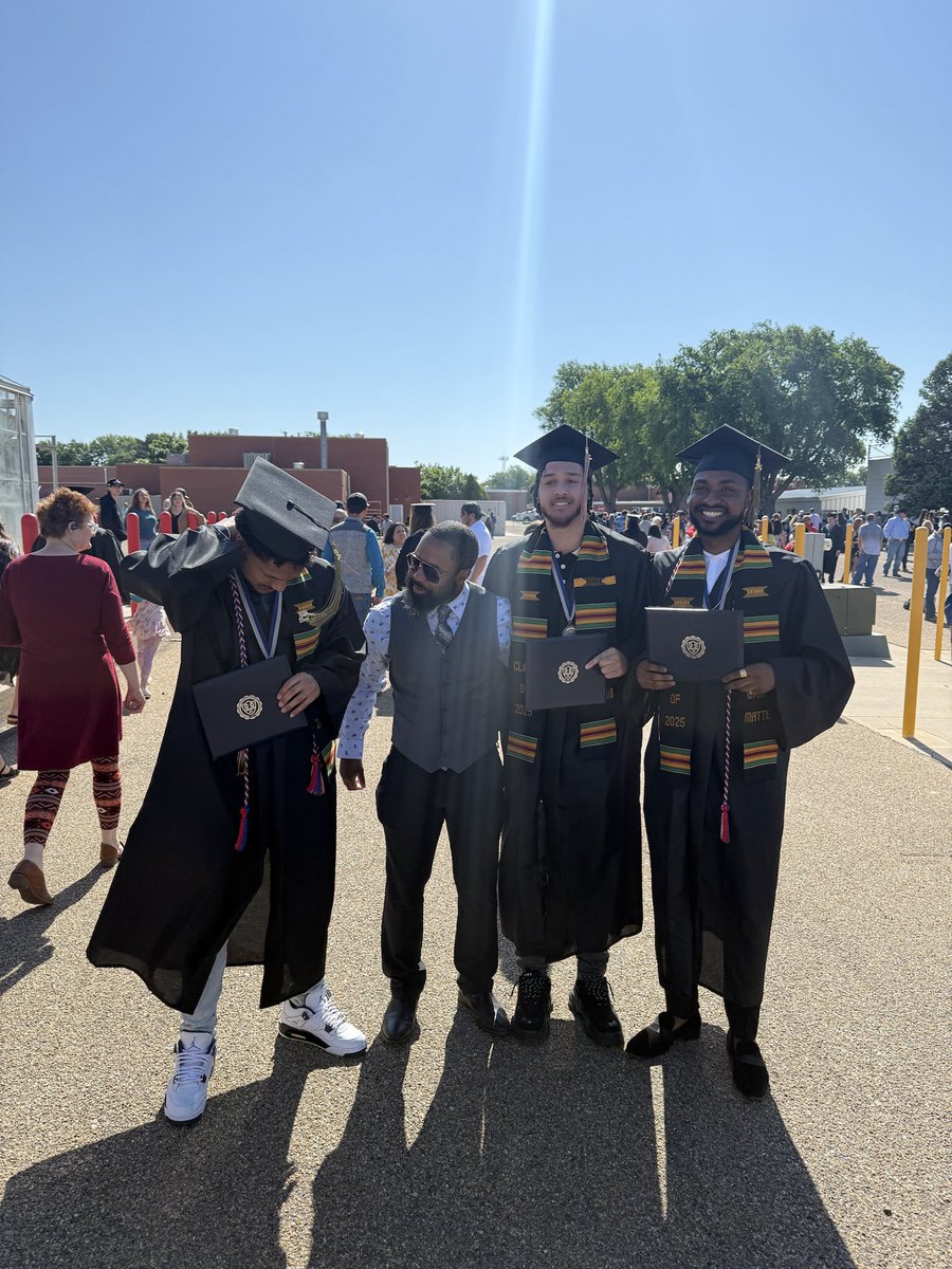 This is WHY you do it! Sadly the new era has made it tougher to get to graduation day, but I wouldn’t change these moments for anything!

Proud of these guys excited to always be in their corner! Great men entering the next chapter of their lives! <a href="/KyleBelgrave2/">“KB” Kyle Belgrave</a> <a href="/lemonelampleyii/">LJ</a>