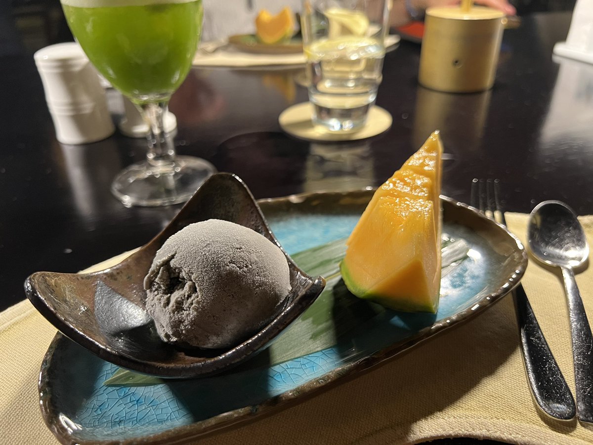 デザートは、メロンと黒ゴマアイス。