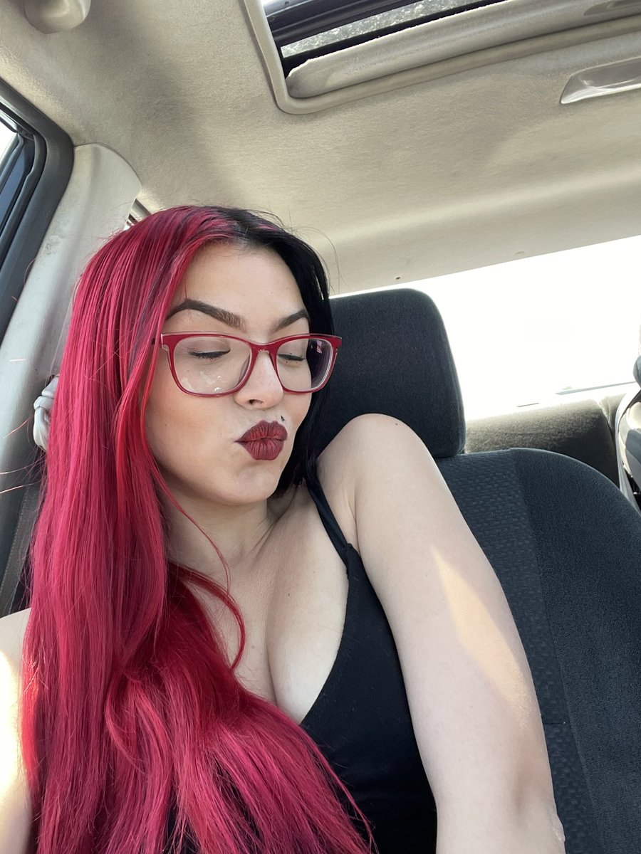 Cherrytopped_'s tweet photo. I know youre a scammer/bot when you tell me to DM you,as much as id love to be a sugarbaby, Goddesses don’t get told what to do. I tell you what to do like Send now and ill think about acknowledging your existence. Anyways its Friday and u should pay for me to have a good weekend https://t.co/rMuQptnsHD