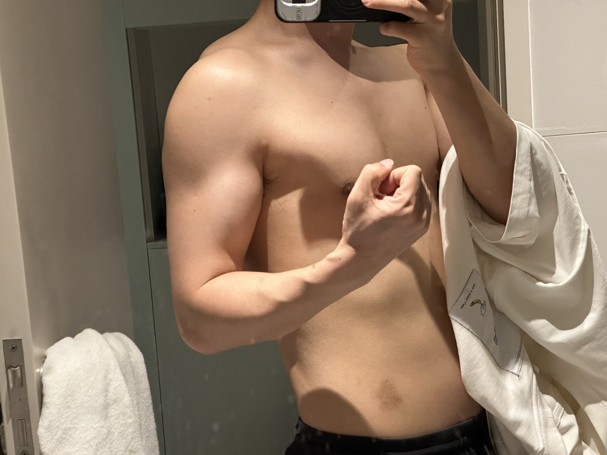 我的白袜照比健身照更招人喜欢，太失败了😭