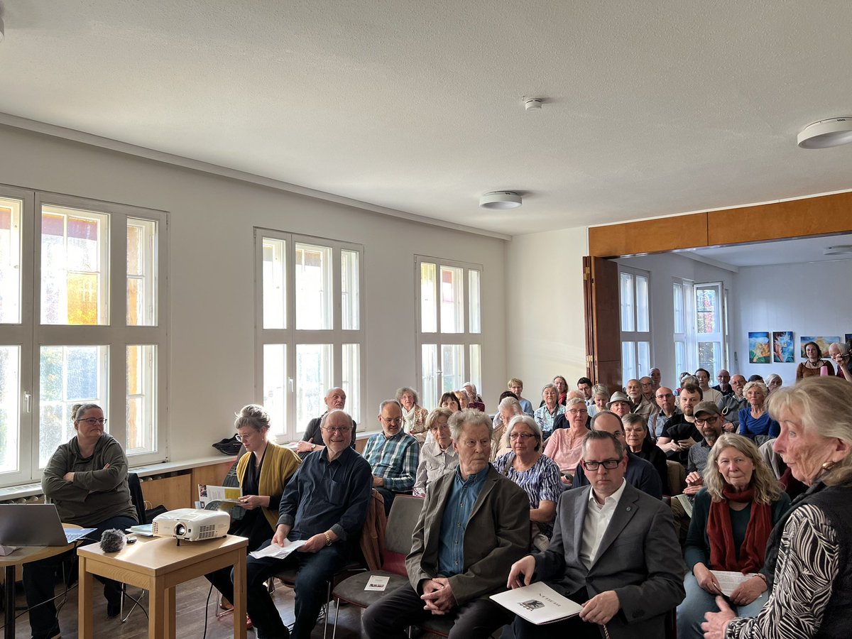 Bürgermeister von Treptow -Köpenick Oliver Igel eröffnet die Lesung des Tagebucharchivs Berlin vor dem Gemeindezentrum in Baumschulenweg tea-berlin.de