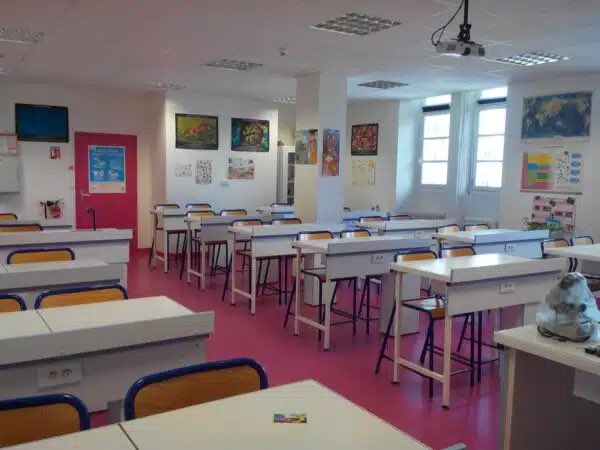 Rentrée 2025 : dans tous les établissements, « une sensibilisation de 2 heures sur les biais de genre devra se dérouler avant le 15 septembre » cafepedagogique.net/2025/05/09/fil…