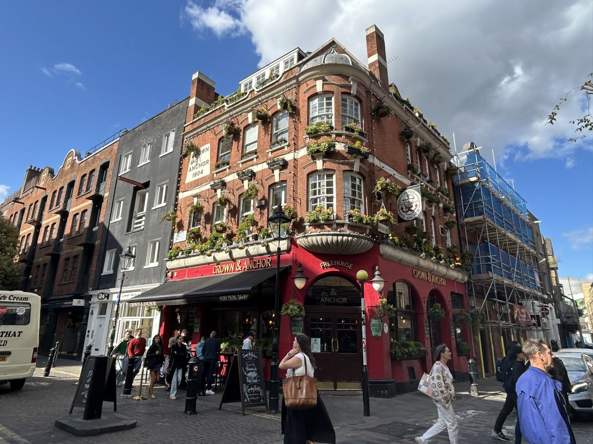 PubsSaving's tweet image. Crown &amp;amp; Anchor #pub #coventgarden Late licence until 12am on Fridays and Saturdays. Function room available for hire. #functionroom #wc2 #sundayroast