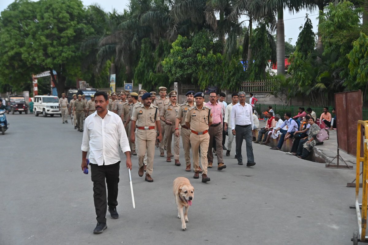 <a href="/AddlLaw/">Addl. C.P. Law & Order VNS</a> द्वारा वर्तमान समय की संवदेनशीलता को दृष्टिगत रखते हुए बस स्टेशन (रोडवेज) कैंट, वाराणसी जक्शन रेलवे स्टेशन,इंग्लिशिया लाइन,सिगरा, मलदहिया,भिखारीपुर,संकटमोचन मन्दिर, बी0एच0यू0 मेनगेट व आसपास के संवेदनशील स्थलो पर डॉग स्क्वाड,एएसचेक टीम के साथ सघन चेकिंग अभियान चलाया गया।