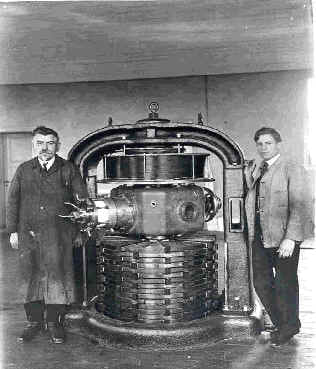 The Poulsen Arc Transmitter was the first major transceiver technology to debut after the spark-gap transmitter, marking a significant advancement in radio communication.

Introduced around 1903 by Danish engineer Valdemar Poulsen, it began to replace spark-gap transmitters in