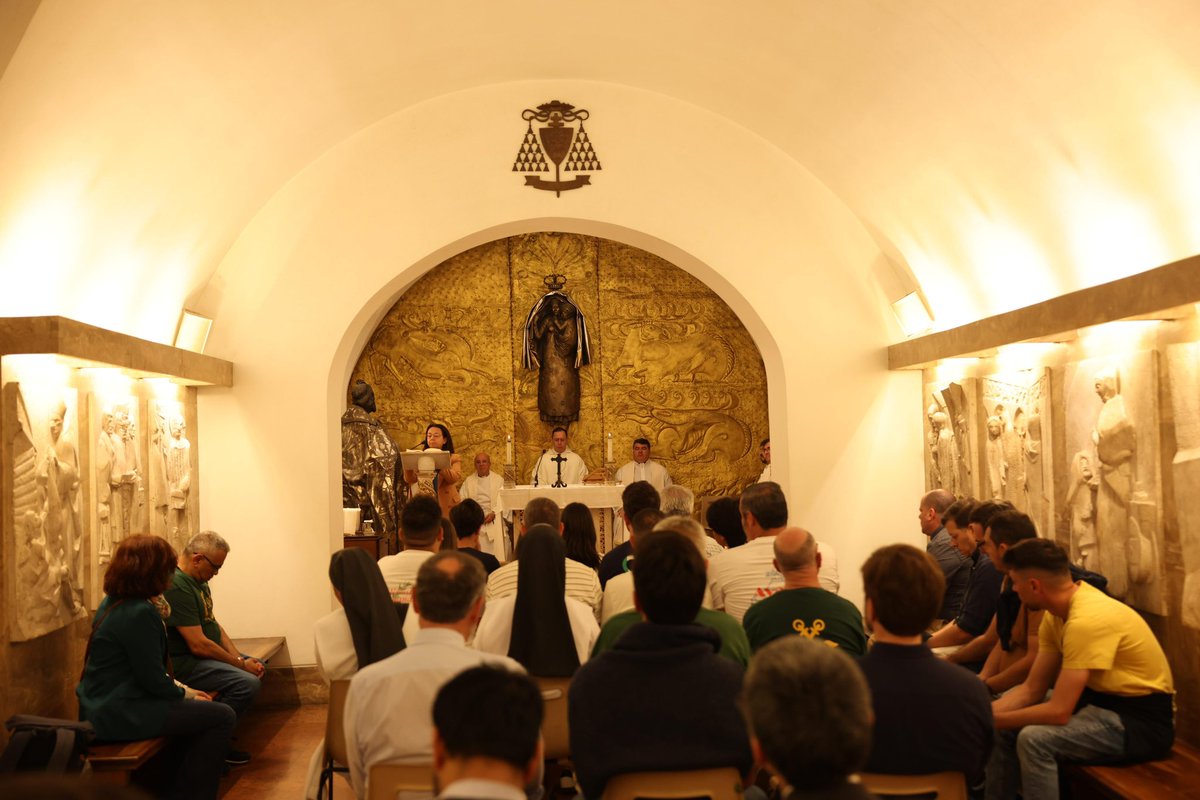 En el día de hoy, el equipo de trabajo de la Archicofradía desplazado a Roma ha vivido un momento muy especial.

Salvador Aguilera, consultor del Dicasterio para las Iglesias Orientales, ha celebrado la Santa Misa en la Capilla de los Húngaros en San Pedro del Vaticano,