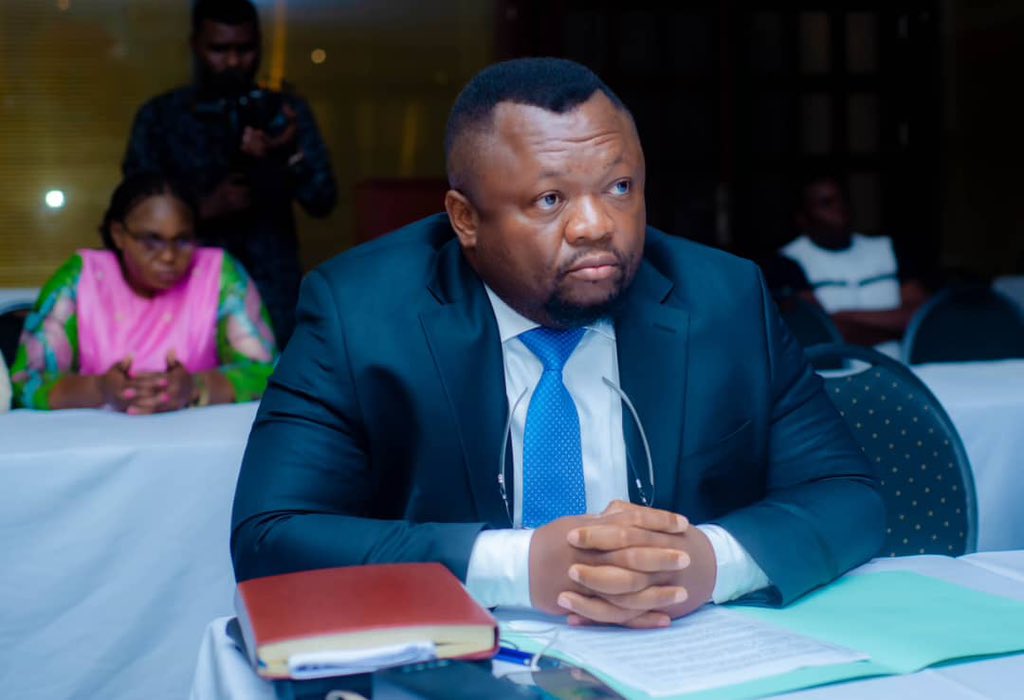 Plaidoyer pour l’Assainissement de Kinshasa : Sauver la Mobilité Urbaine
Par Commandant ILUNGA Lukunga Serge (ILS)– Pilote de lignes

Kinshasa, mégapole de 17 millions d’habitants, suffoque sous ses propres déchets… et ses rues se paralysent. 

Caniveaux obstrués, routes