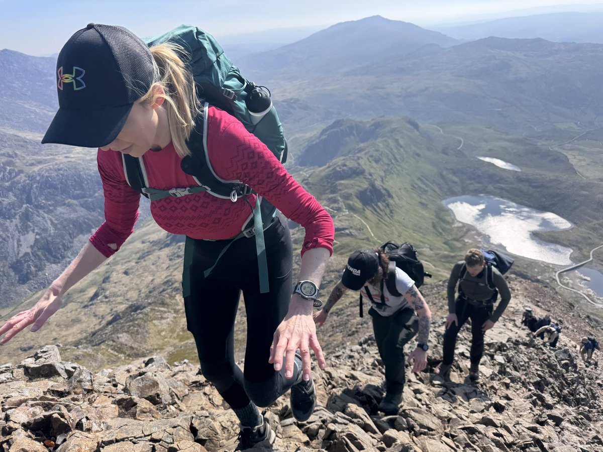 Crib Goch to Yr Wyddfa / Snowdon with Simon working for MountainXperience in the sushine with a super group. 🏔️🏴󠁧󠁢󠁷󠁬󠁳󠁿🤗