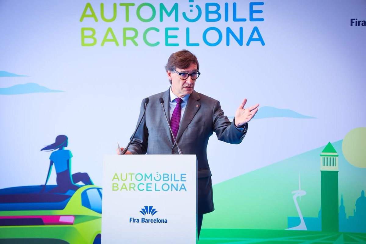 govern's tweet photo. 📸 El president @salvadorilla ha participat en l'acte d'inauguració del Saló de l'@automobilebcn 2025.
"No hi ha volta enrere, la mobilitat serà elèctrica."
#AutomobileBCN https://t.co/fx9jUZg4H4