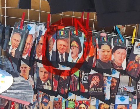 Právě teď na bělehradském tržišti. Kdopak to tu je na ponožkách v zajímavé společnosti? ☝️😅