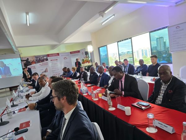 AsnetKenya's tweet image. 🇰🇪 Kenya eyes a Rungis-style wholesale market! ASNET, led by @bimalkantaria  and other stakeholders, met to discuss a game-changing agri-market model to boost food safety, traceability & farmer incomes. A multi-stakeholder committee has been formed! 🚀
#ASNET #AgriBusiness…