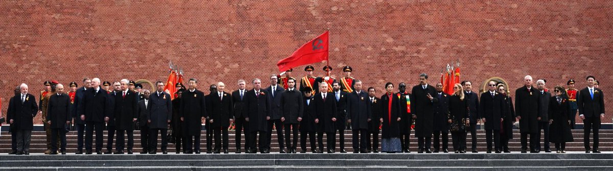 Evento solemne y respetuoso, en honor al 80 aniversario de la victoria sobre el nazismo en la Segunda Guerra Mundial, destacan lideres de distintos continentes! #Cuba Presente!!!