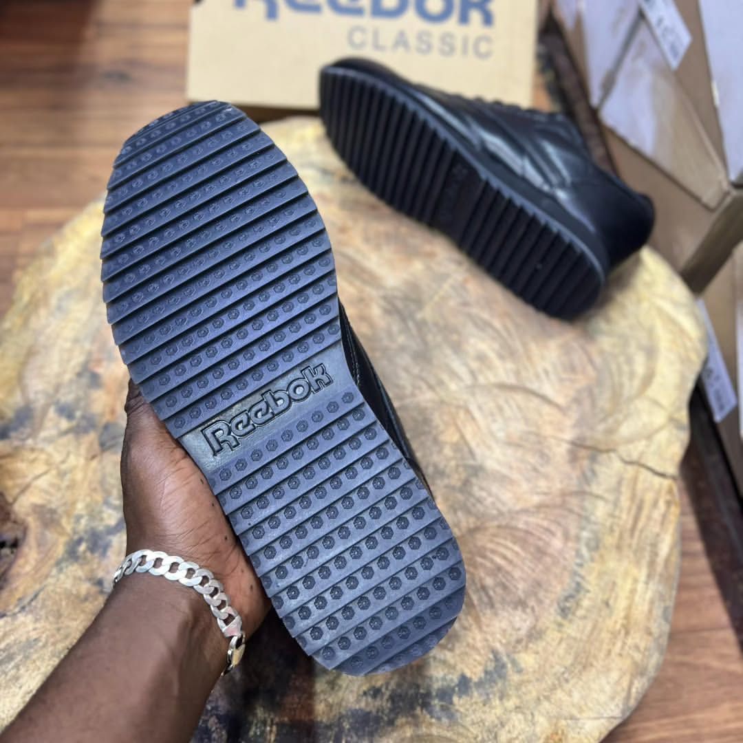 Reebok Classic Vintage Leather Sneakers.

Size 39_40_41_42_43_44

💰Ksh.5600                  #IkoKiatuKe