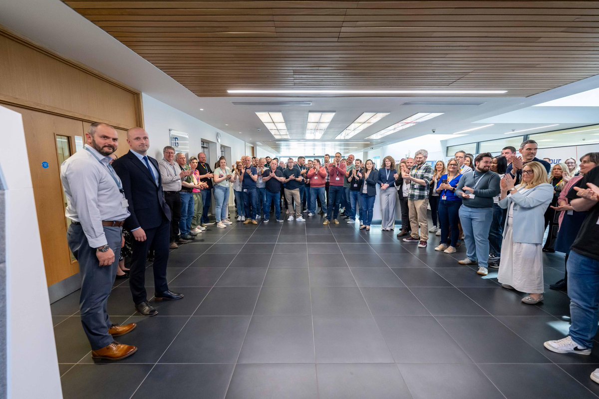 StephenFlynnSNP's tweet image. Taken aback by the reception from workers at Harbour Energy in Aberdeen today.

It’s a time of great distress for both them - with 250 jobs set to be lost - and for people across our city who are worried about a cliff edge rather than a transition.

I stand with them.