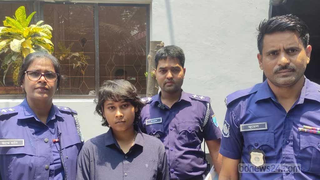 সাভারে বাবাকে কুপিয়ে হত্যা, ৯৯৯-এ ফোন করে আত্মসমর্পণ করলেন মেয়ে