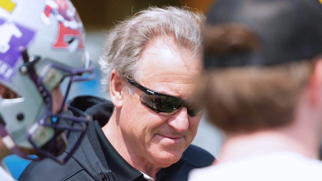 🏈 The 2025 USPORTS East-West Bowl is less than 24 hours away.

Jérôme Rancourt will wear 1️⃣0️⃣ and Sandro Pierini will wear 3️⃣0️⃣ for the East while Conner Franzisi 4️⃣4️⃣ for the West.

The game is set for tomorrow (Saturday, May 10) at 12:30pm.
📸 credit Kha VO
#RunWithUs l