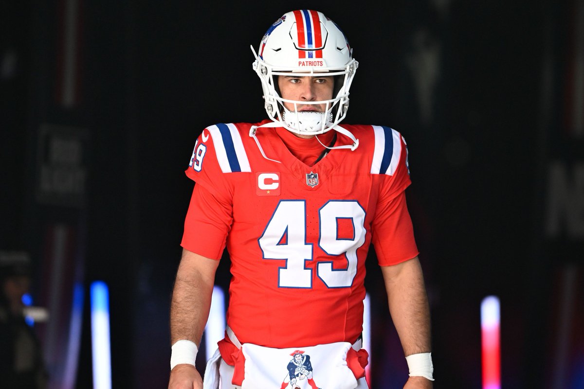 WELCOME TO THE SQUAD: The Miami Dolphins have signed former New England Patriots long snapper Joe Cardona