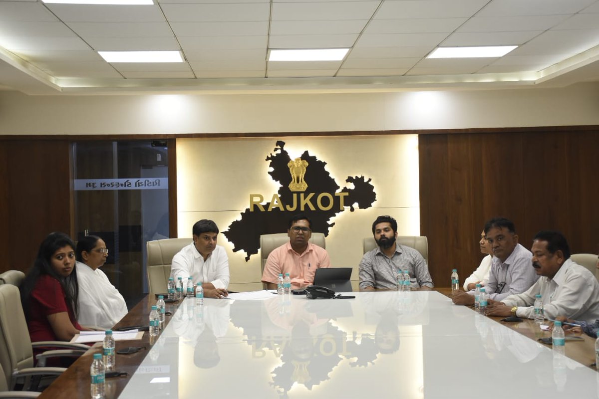 CollectorRjt's tweet image. દેશમાં પ્રવર્તમાન પરિસ્થિતિને અનુલક્ષીને આજે જિલ્લાની વિવિધ સામાજિક,ધાર્મિક,શૈક્ષણિક અને સેવાભાવી સંસ્થાઓ સાથે બેઠક યોજાઈ હતી.જેમાં કોઈપણ આપાતકાલીન સ્થિતિને પહોંચીવળવા મેડિકલસેવાઓ,ફૂડ પેકેટ,નિવાસ સહિતની જરૂરી બાબતો અંગે સંસ્થાઓની સાથે પૂર્વતૈયારીઓનું ઝીણવટપૂર્વક આયોજન હાથ ધર્યું.