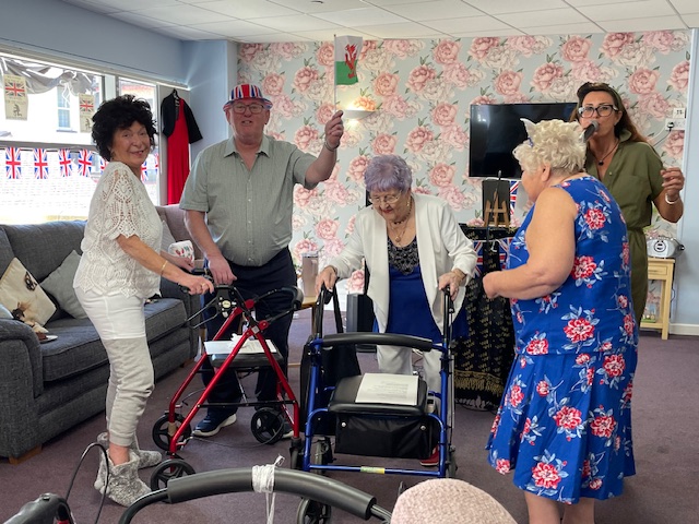 VE Day celebrations held at Gorwel Newydd, Rhyl. It's lovely seeing residents come together to celebrate, sing and enjoy themselves! 

Dathliadau Diwrnod VE yng Gorwel Newydd, Y Rhyl! Mae'n neis gweld trigolion yn dod at ei gilydd ac canu a mwynhau ei hunain 🎤 

#VEDay #Rhyl
