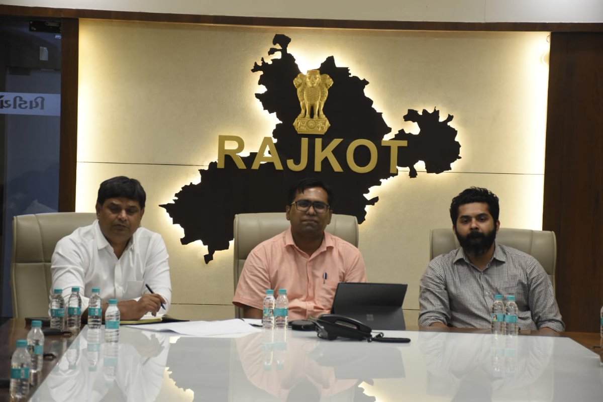 CollectorRjt's tweet image. દેશમાં પ્રવર્તમાન પરિસ્થિતિને અનુલક્ષીને આજે જિલ્લાની વિવિધ સામાજિક,ધાર્મિક,શૈક્ષણિક અને સેવાભાવી સંસ્થાઓ સાથે બેઠક યોજાઈ હતી.જેમાં કોઈપણ આપાતકાલીન સ્થિતિને પહોંચીવળવા મેડિકલસેવાઓ,ફૂડ પેકેટ,નિવાસ સહિતની જરૂરી બાબતો અંગે સંસ્થાઓની સાથે પૂર્વતૈયારીઓનું ઝીણવટપૂર્વક આયોજન હાથ ધર્યું.