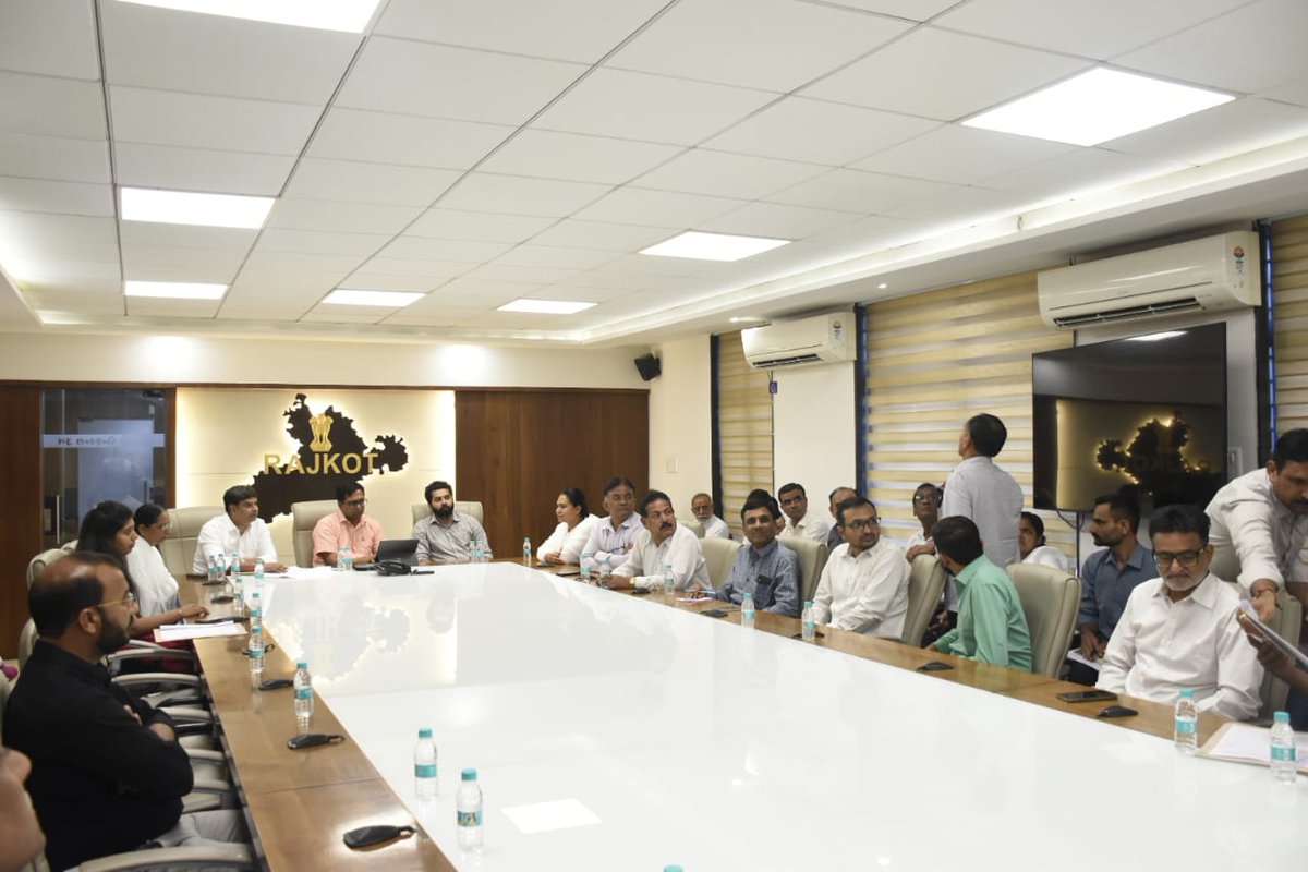 CollectorRjt's tweet image. દેશમાં પ્રવર્તમાન પરિસ્થિતિને અનુલક્ષીને આજે જિલ્લાની વિવિધ સામાજિક,ધાર્મિક,શૈક્ષણિક અને સેવાભાવી સંસ્થાઓ સાથે બેઠક યોજાઈ હતી.જેમાં કોઈપણ આપાતકાલીન સ્થિતિને પહોંચીવળવા મેડિકલસેવાઓ,ફૂડ પેકેટ,નિવાસ સહિતની જરૂરી બાબતો અંગે સંસ્થાઓની સાથે પૂર્વતૈયારીઓનું ઝીણવટપૂર્વક આયોજન હાથ ધર્યું.