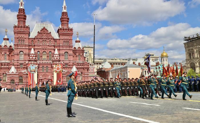 🇷🇺✊El desfile de los principales ganadores.

📍Este 9 de mayo tuvo lugar en la Plaza Roja del Kremlin, como en toda Rusia, la celebración por los 80 años de la Gran Victoria sobre el fascismo durante la Gran Guerra Patria.

🔗 acortar.link/t0G6bz