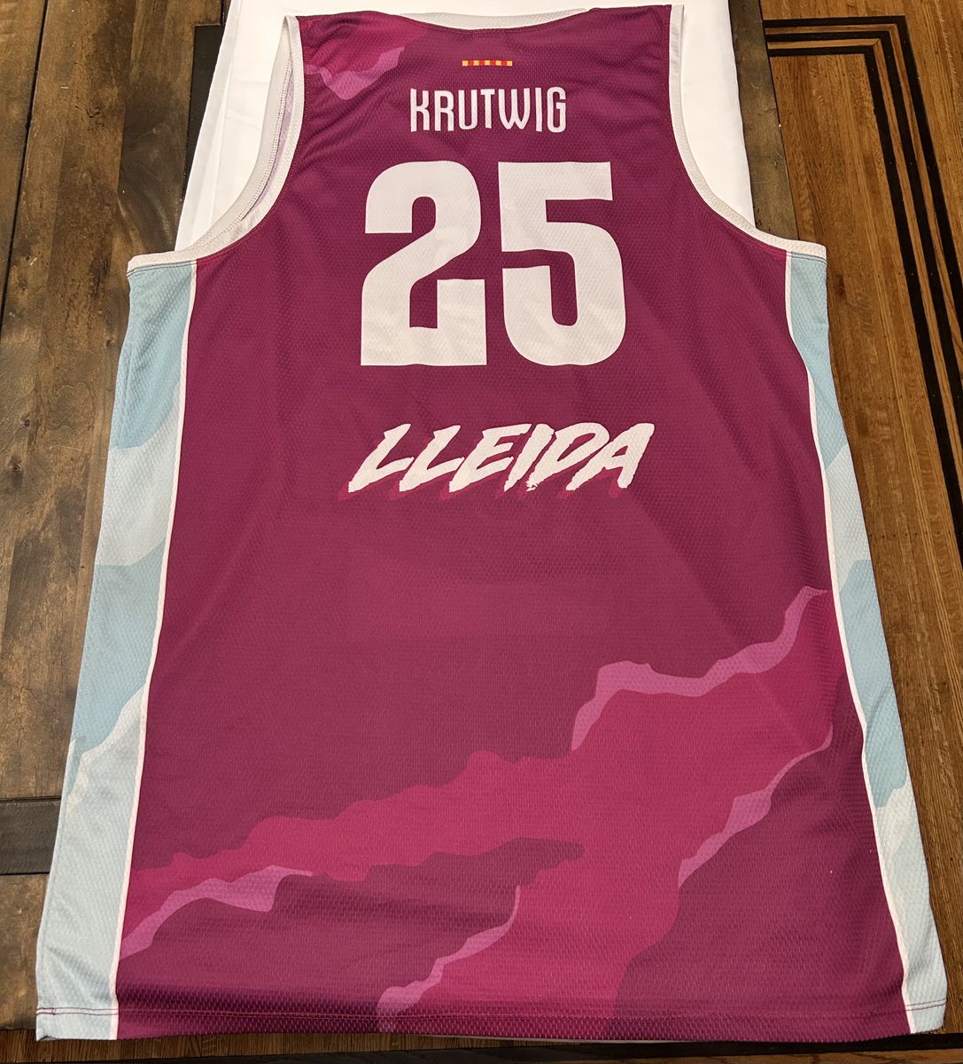 BatBoyBats1's tweet image. Cam Krutwig’s game-worn Força Lleida CE jersey. From owning the paint at Loyola Chicago to showcasing his savvy overseas, Krutwig remains a fan favorite. This one saw the hustle, heart, and heat of Spain’s Liga ACB.
