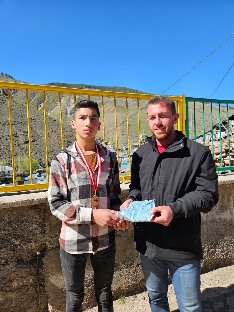Masa Tenisi turnuvasının birincisi Bayramcan Ocak'a madalyası ve hediyesi takdim edildi. Öğrencimizi tebrik ediyoruz.👏🥇🏓
.
.
.
<a href="/MemSenkaya/">Şenkaya MEM</a>