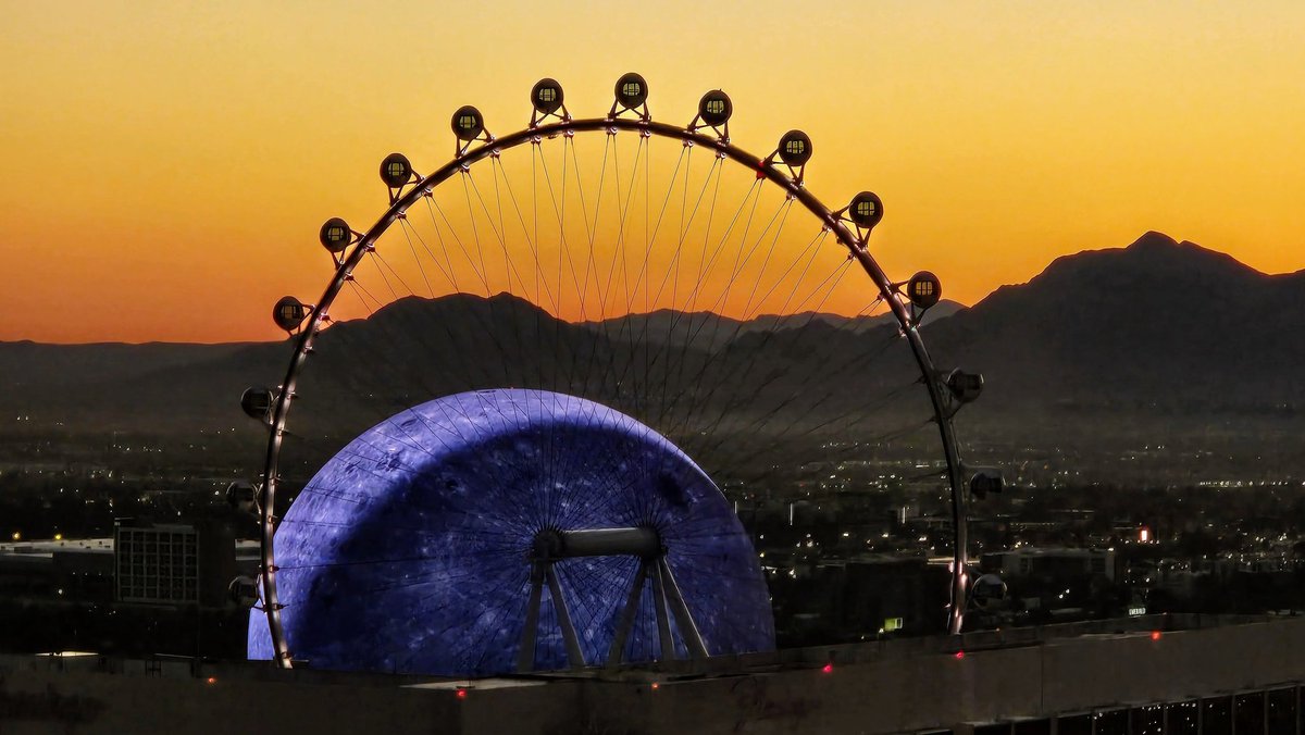 The High Roller and the Sphere were fighting for attention this morning. (📸 /u/mitchp83/)